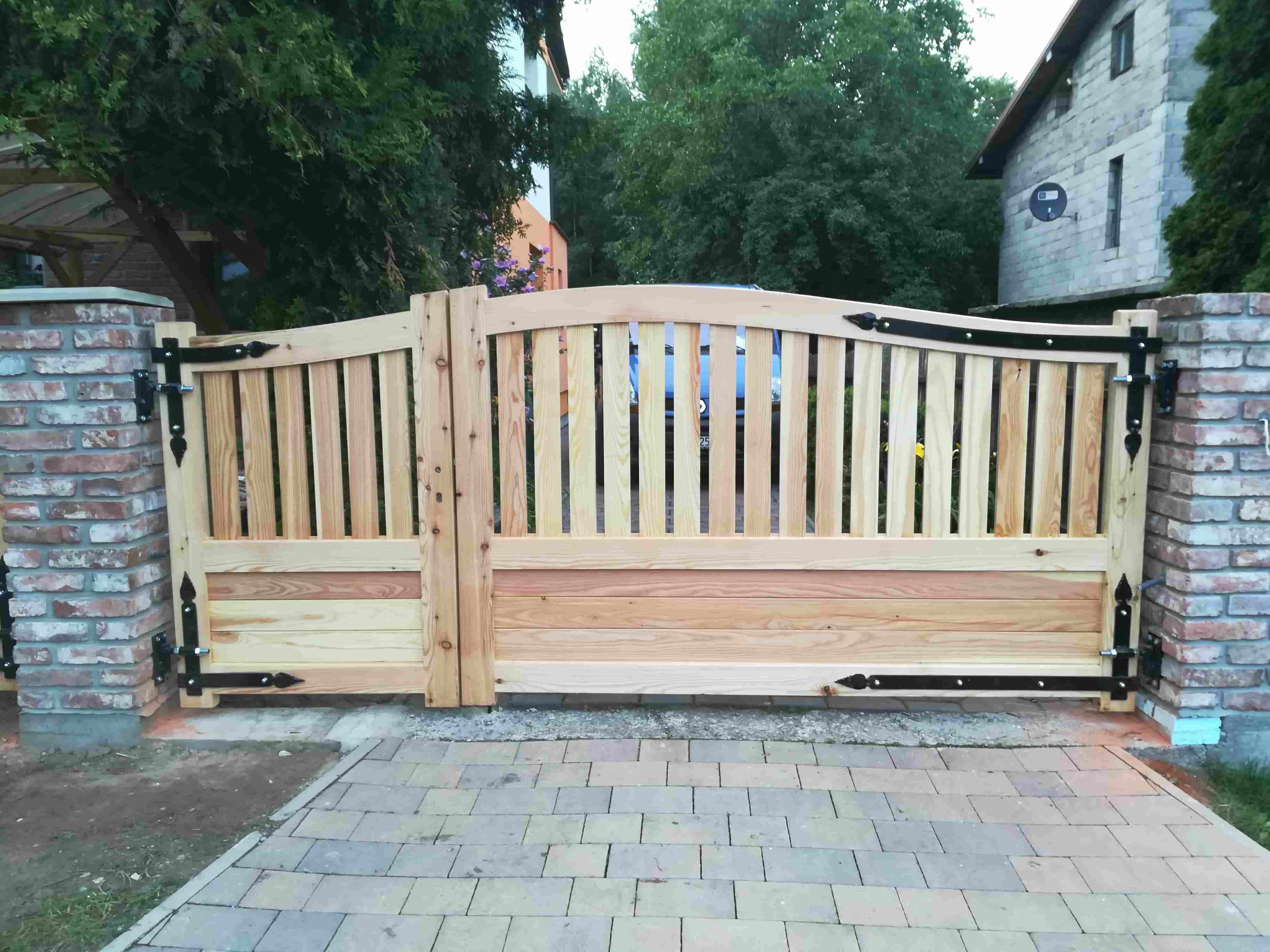 dřevěná brána